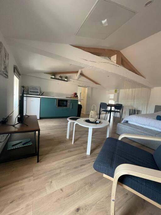 Studio Neuf Lumineux Climatise Blaye Exterior foto
